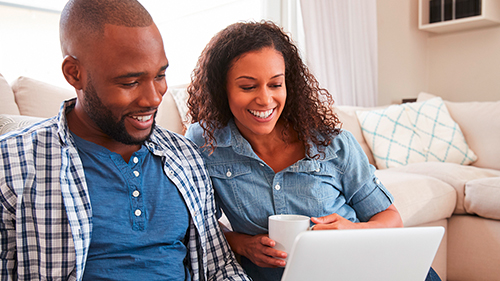 Menschen schauen Video