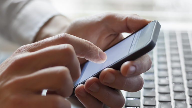 Hand tippt auf Handy